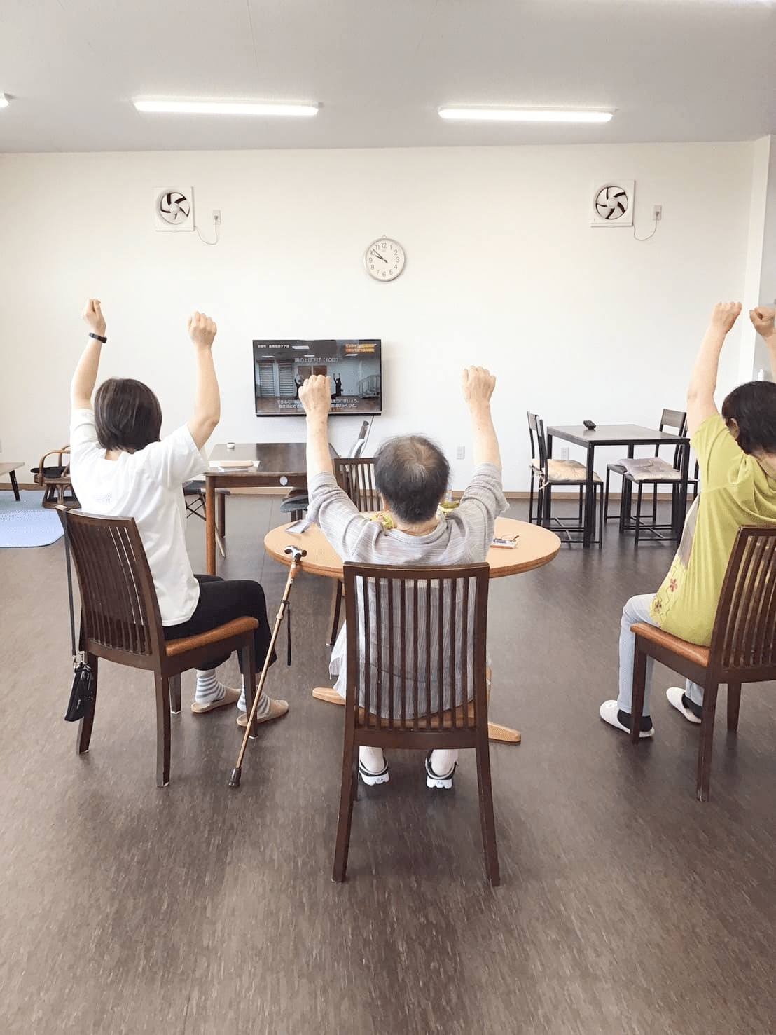 映像を見て運動する利用者