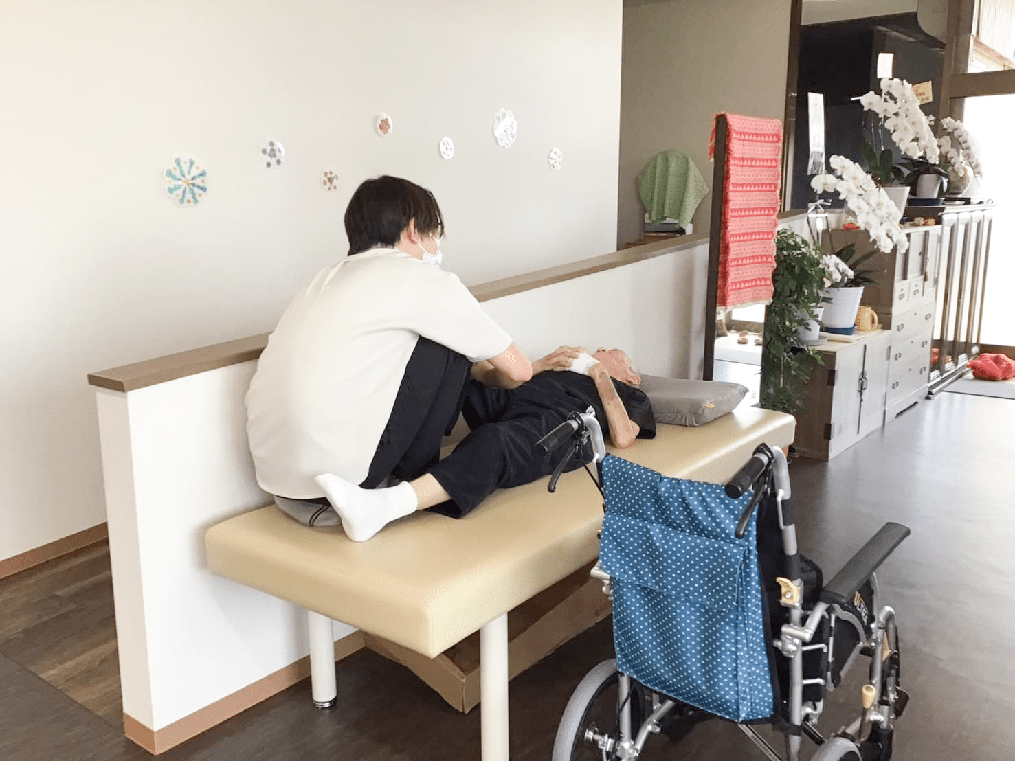 ベッドの上でストレッチをする利用者