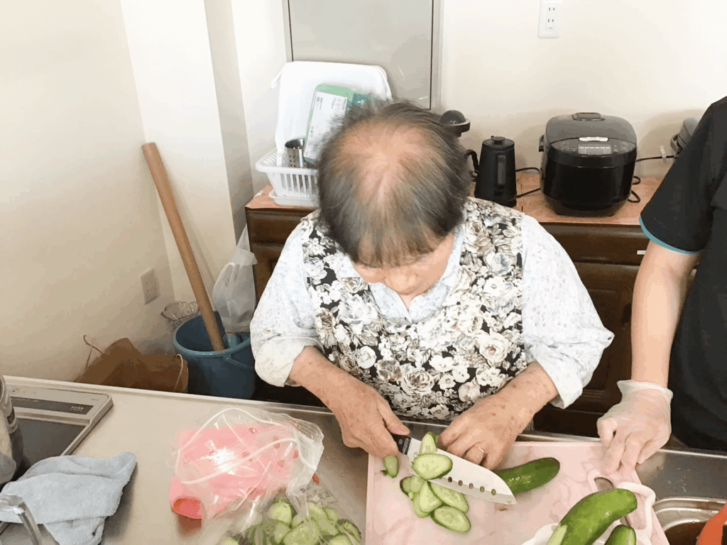 料理をする利用者
