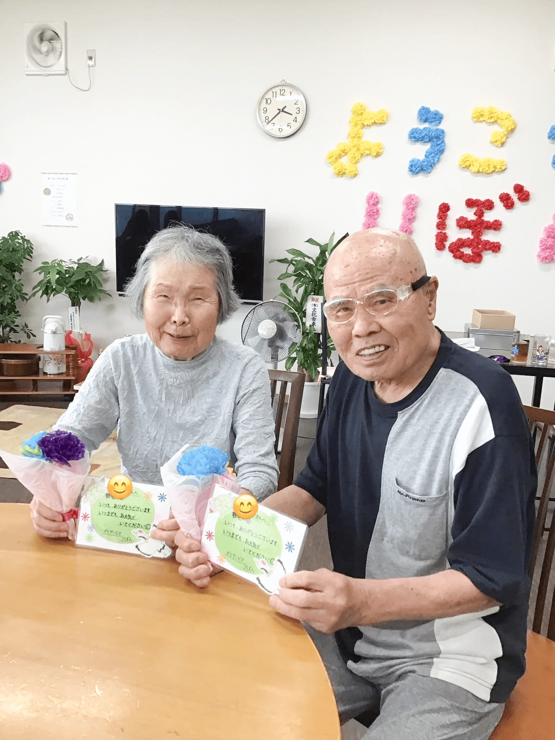 メッセージカードをもらい笑顔の利用者