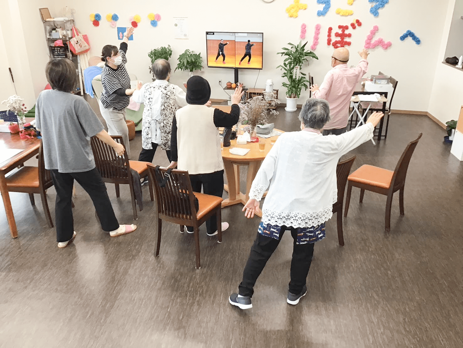 映像を見て運動する利用者